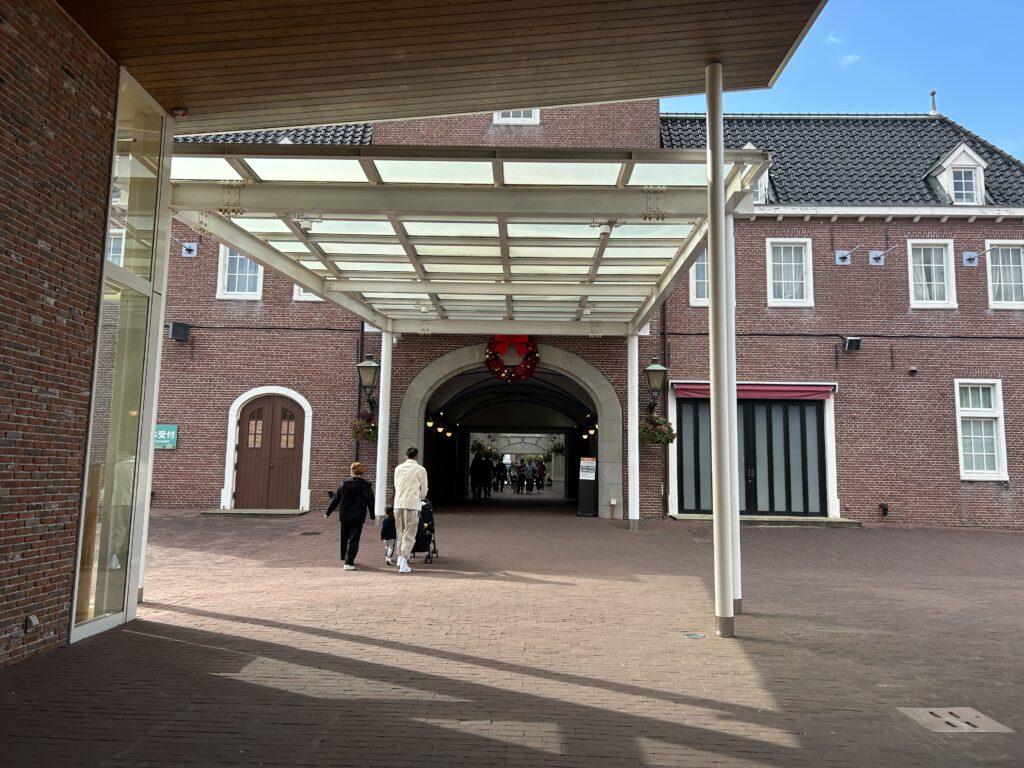 ハウステンボスの入り口付近を歩く人々が見える風景。